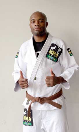 http://www.onzuka.com/Photos/Anderson%20Silva%20in%20gi.jpg