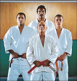 The Onzuka Brothers' Gracie Family Pictorial  Brazilian jiu jitsu, Martial  arts, Jiu jitsu